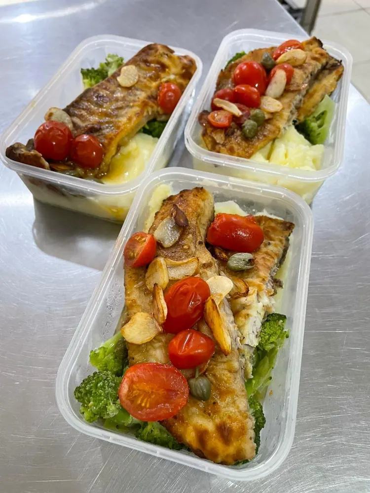 Marmita Padella Prime com frango grelhado e salada