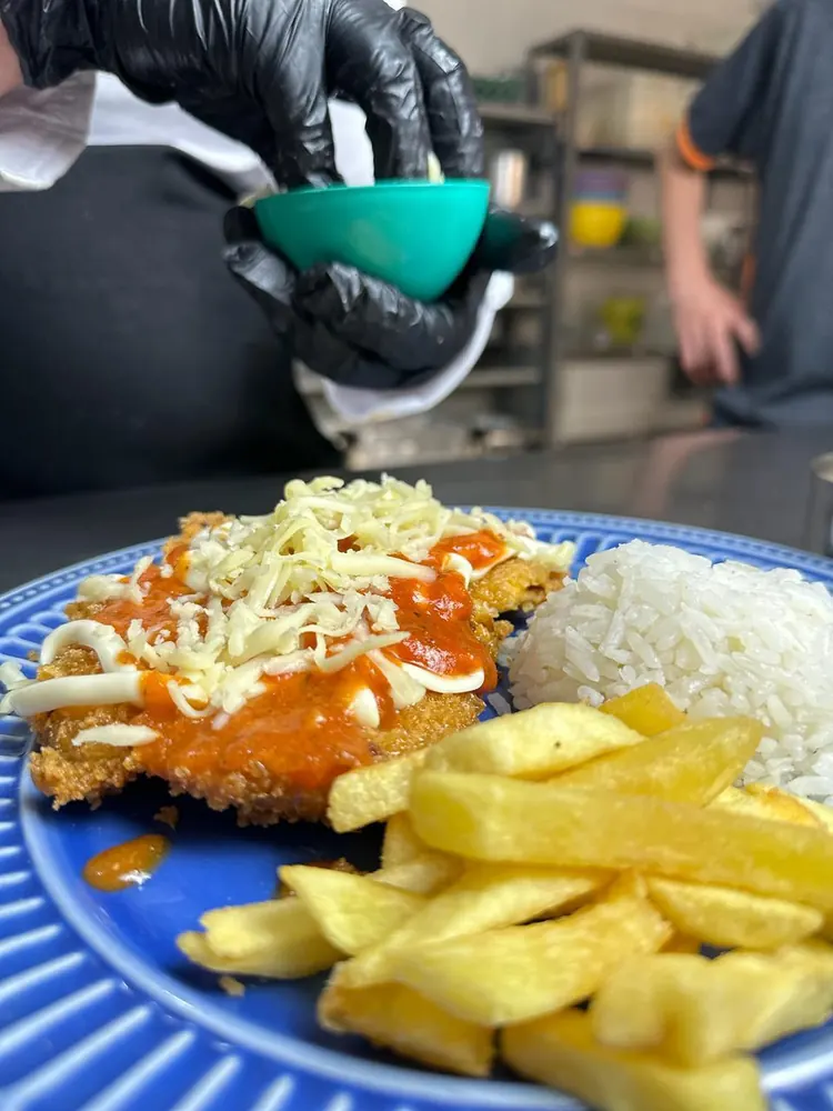 Prato com frango à milanesa e batatas