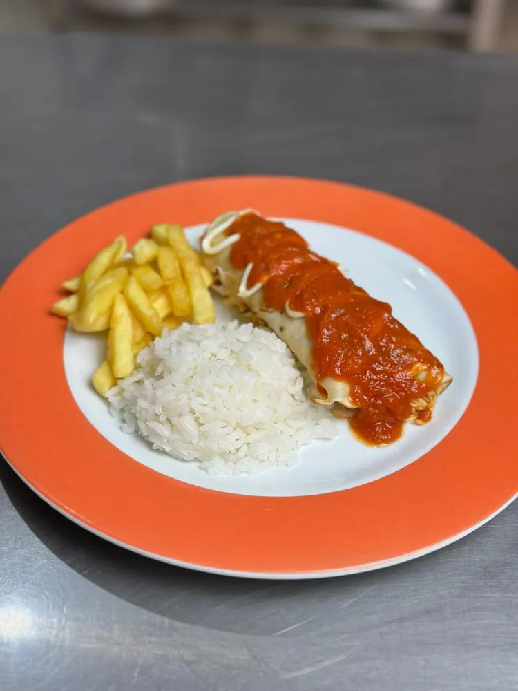 Prato com panqueca ao sugo, arroz e batata frita