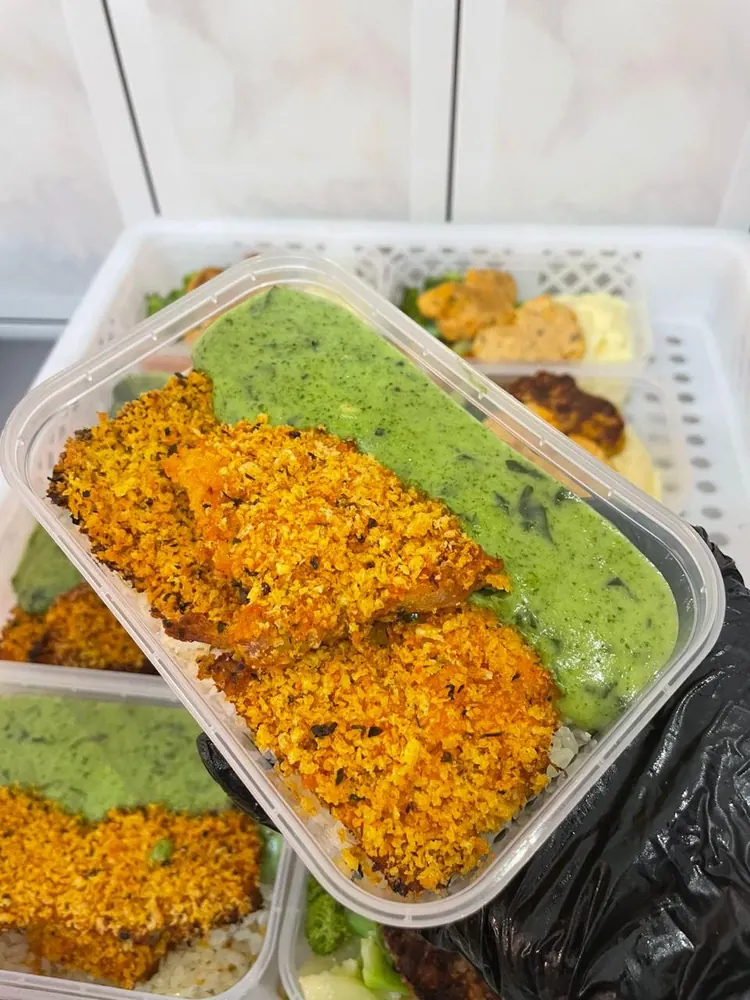 Marmita com peixe empanado, arroz e molho verde