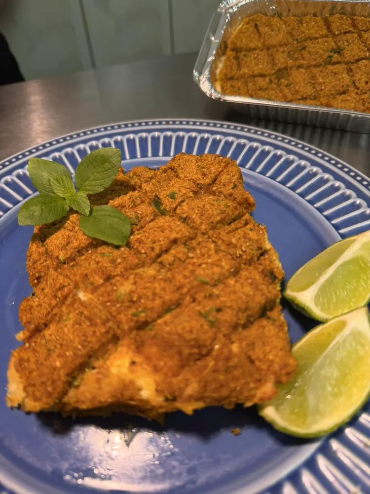 Peixe empanado servido em prato azul