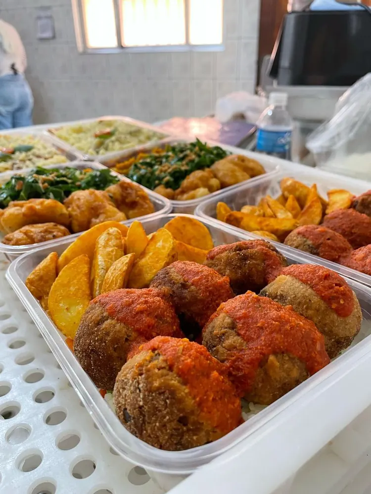 Marmitas com bolinhos ao sugo, batata e couve