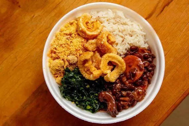 Tigela com arroz, feijão, couve e torresmo