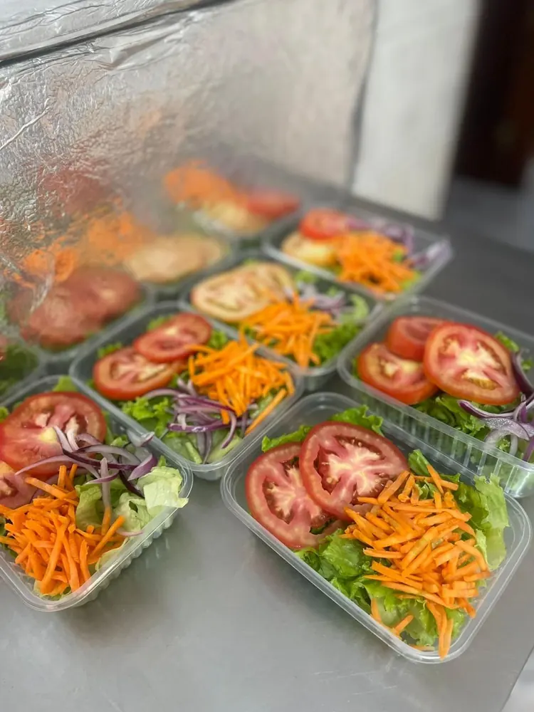 Saladas frescas com tomate, cenoura e cebola
