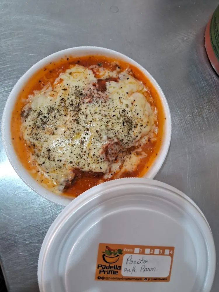 Bife à parmegiana embalado, pronto para entrega