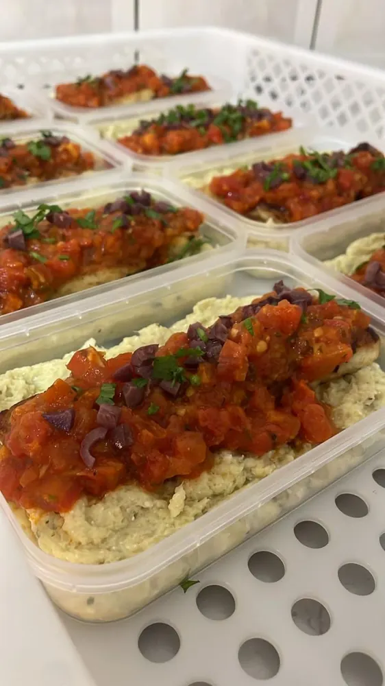 Peixe com purê e molho de tomate e azeitona